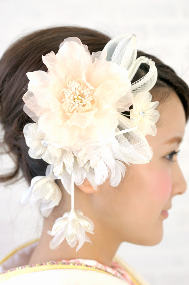 부드럽고 로맨틱한♡ 페이크 깃털 헤어 장식으로 만든 귀여운 결혼식 헤어 스타일 9선◎にて紹介している画像