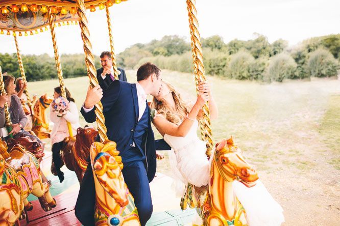 Riding the Merry-Go-Round of Happiness: The Most Romantic Wedding Photos ♡にて紹介している画像