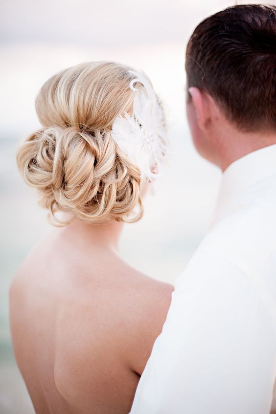 부드럽고 로맨틱한♡ 페이크 깃털 헤어 장식으로 만든 귀여운 결혼식 헤어 스타일 9선◎にて紹介している画像