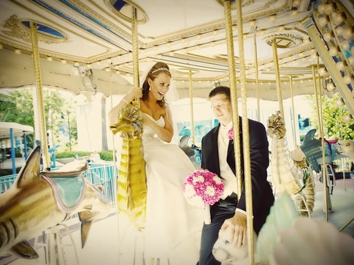 Riding the Merry-Go-Round of Happiness: The Most Romantic Wedding Photos ♡にて紹介している画像
