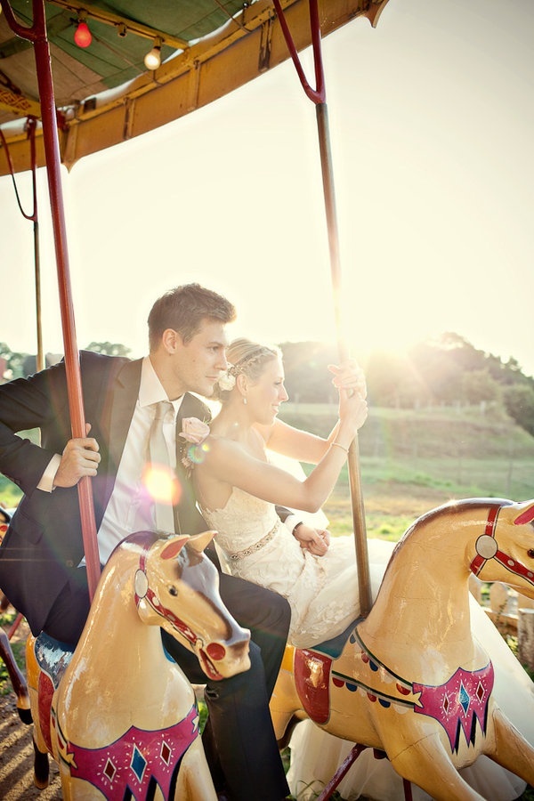 Riding the Merry-Go-Round of Happiness: The Most Romantic Wedding Photos ♡にて紹介している画像