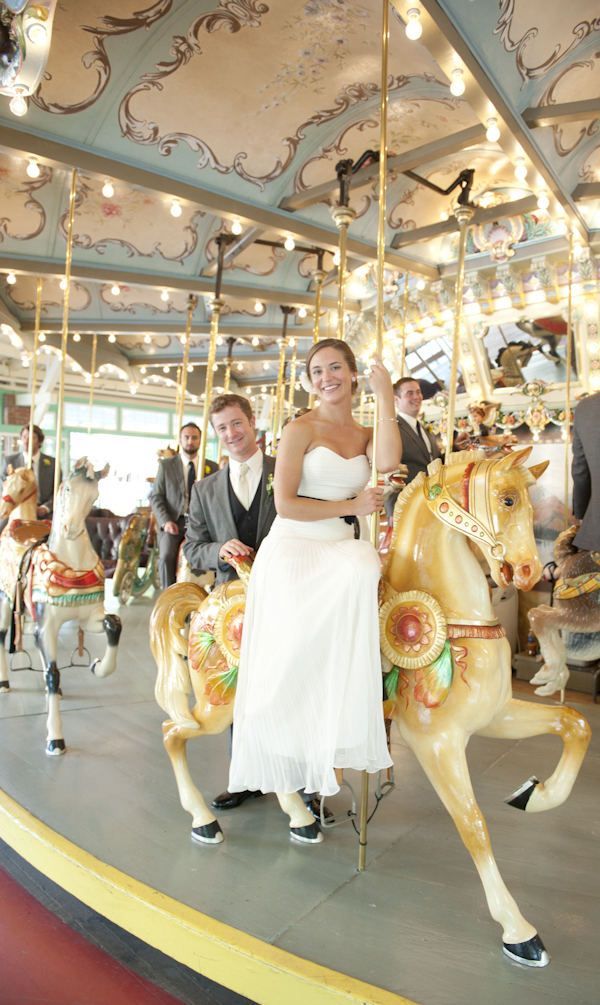 Riding the Merry-Go-Round of Happiness: The Most Romantic Wedding Photos ♡にて紹介している画像