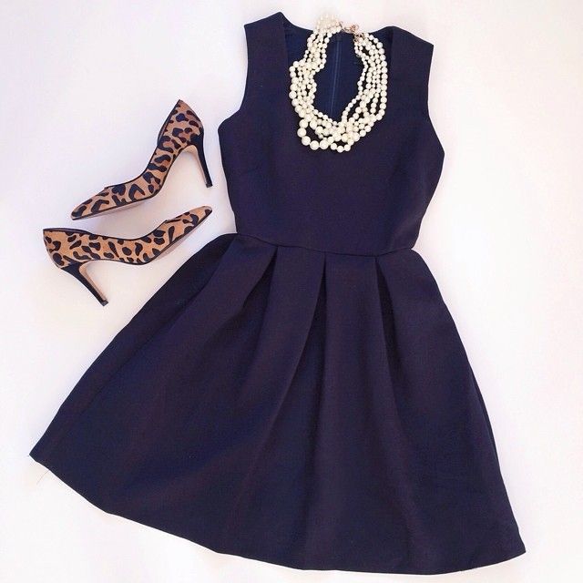 "Chic and Cute Invitation Dresses: A Collection of Navy-Colored Dresses!"にて紹介している画像