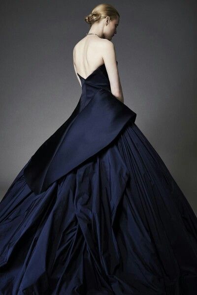 "Chic and Cute Invitation Dresses: A Collection of Navy-Colored Dresses!"にて紹介している画像