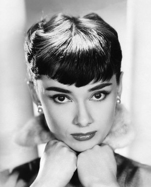 "To Brides with Short Bangs: 7 Adorably Cute Wedding Hairstyles with Bangs!"にて紹介している画像