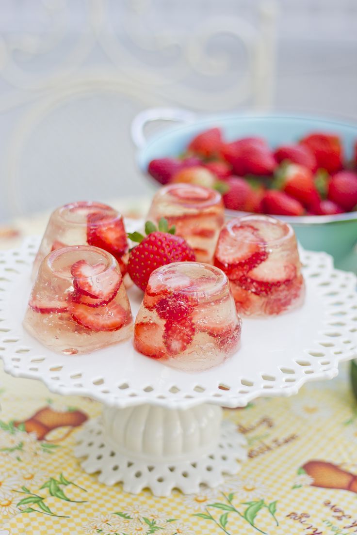 Cute and Adorable: Delightful Strawberry Drinks for a Charming Welcome!にて紹介している画像