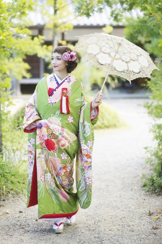 何色の着物にしようかな♡和装ウェディングで着たい〔色別〕色打掛カタログ＊にて紹介している画像