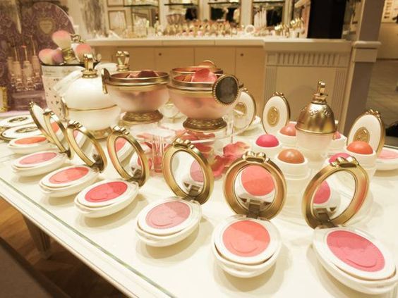 "Too Cute to Use... Check Out Ladurée's Extremely Popular Spring Cosmetics Now!"にて紹介している画像