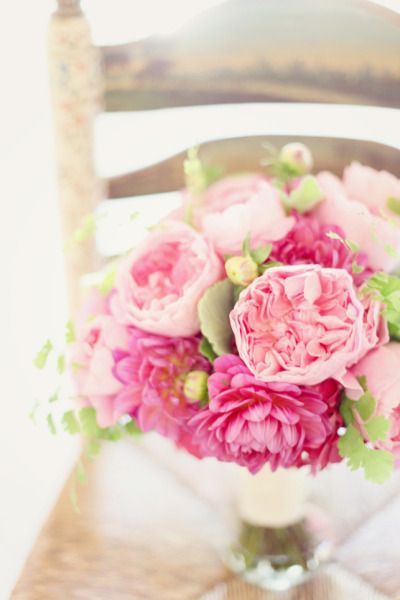 Charm of Old Roses: The Cutest English Rose Bouquet Ever!にて紹介している画像