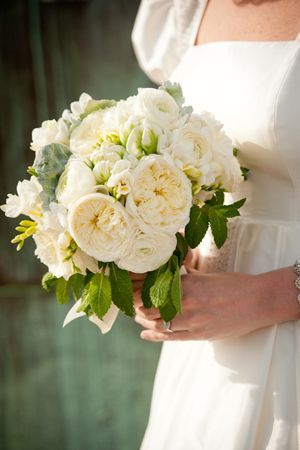 Charm of Old Roses: The Cutest English Rose Bouquet Ever!にて紹介している画像