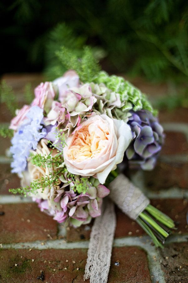 Charm of Old Roses: The Cutest English Rose Bouquet Ever!にて紹介している画像