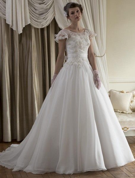 The Bride's Dream Brand: Top 7 Wedding Dresses by Yumi Katsura (Back View) to Choose From!にて紹介している画像