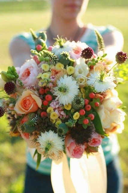 Charm of Old Roses: The Cutest English Rose Bouquet Ever!にて紹介している画像