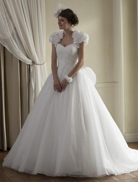 The Bride's Dream Brand: Top 7 Wedding Dresses by Yumi Katsura (Back View) to Choose From!にて紹介している画像