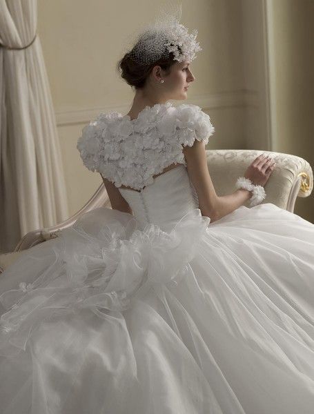 The Bride's Dream Brand: Top 7 Wedding Dresses by Yumi Katsura (Back View) to Choose From!にて紹介している画像