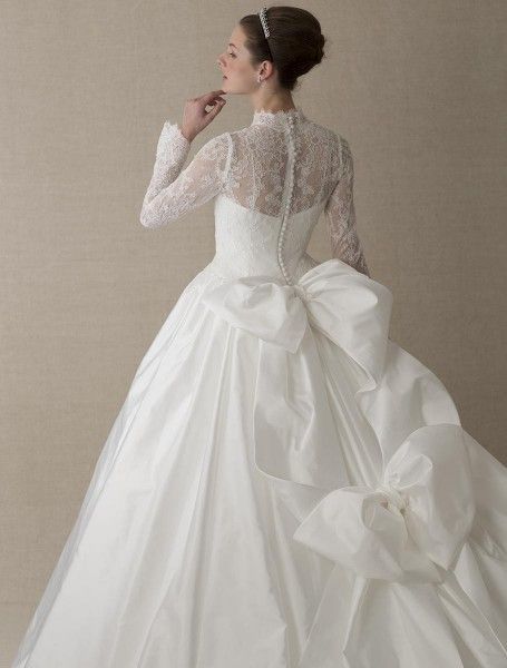 The Bride's Dream Brand: Top 7 Wedding Dresses by Yumi Katsura (Back View) to Choose From!にて紹介している画像