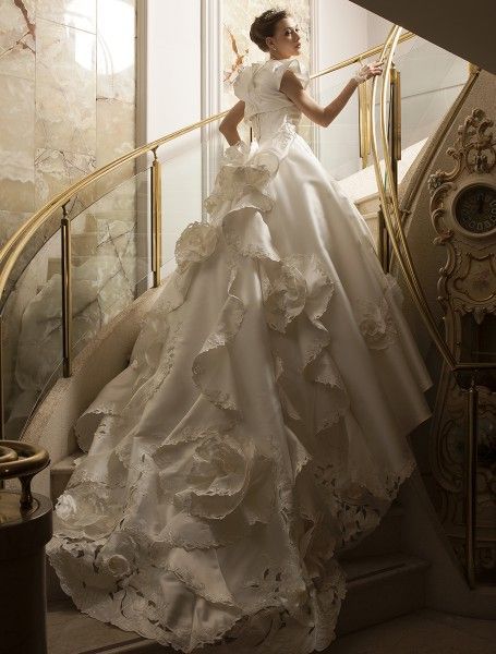 The Bride's Dream Brand: Top 7 Wedding Dresses by Yumi Katsura (Back View) to Choose From!にて紹介している画像