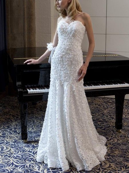 The Bride's Dream Brand: Top 7 Wedding Dresses by Yumi Katsura (Back View) to Choose From!にて紹介している画像