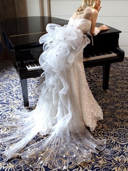 The Bride's Dream Brand: Top 7 Wedding Dresses by Yumi Katsura (Back View) to Choose From!にて紹介している画像