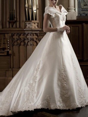 The Bride's Dream Brand: Top 7 Wedding Dresses by Yumi Katsura (Back View) to Choose From!にて紹介している画像