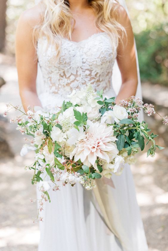 What Flowers to Choose for the Star of Your Bouquet? *7 Flower Options for the Main Flower in Your Bouquet ♡にて紹介している画像