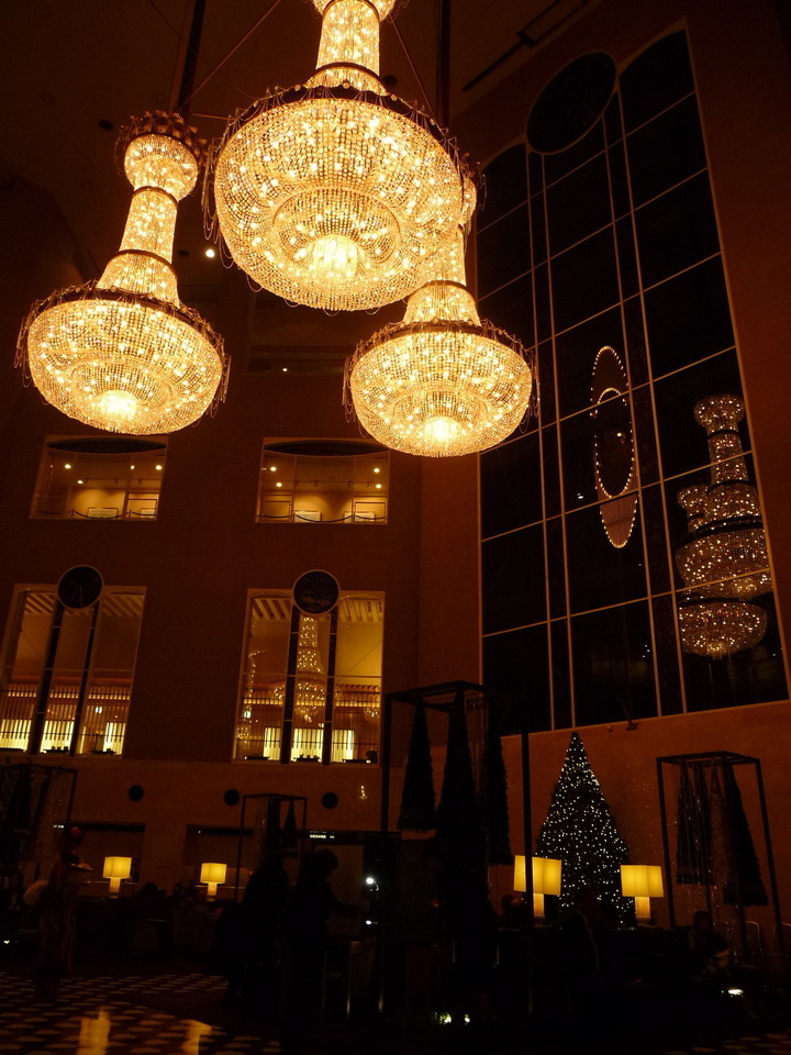 "120% Attention-Grabber: 4 Places for a Lobby Wedding♡"にて紹介している画像