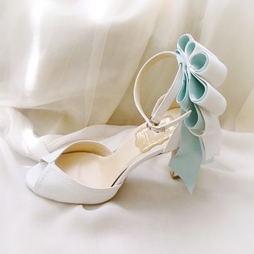 Experience the Cinderella Moment: Custom Semi-Ordered Bridal Shoes by SenSiMiLLia♡にて紹介している画像