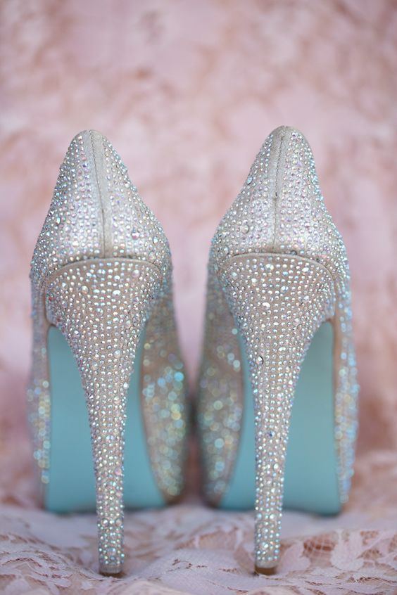 Experience the Cinderella Moment: Custom Semi-Ordered Bridal Shoes by SenSiMiLLia♡にて紹介している画像