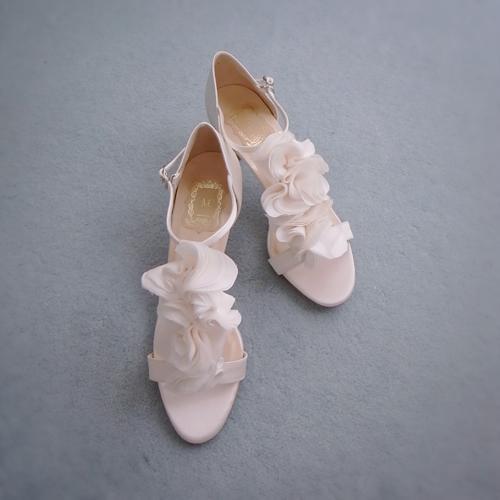 Experience the Cinderella Moment: Custom Semi-Ordered Bridal Shoes by SenSiMiLLia♡にて紹介している画像