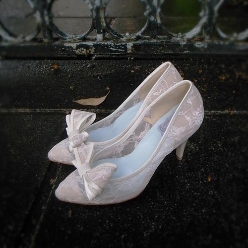 Experience the Cinderella Moment: Custom Semi-Ordered Bridal Shoes by SenSiMiLLia♡にて紹介している画像