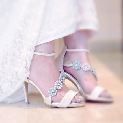 Experience the Cinderella Moment: Custom Semi-Ordered Bridal Shoes by SenSiMiLLia♡にて紹介している画像