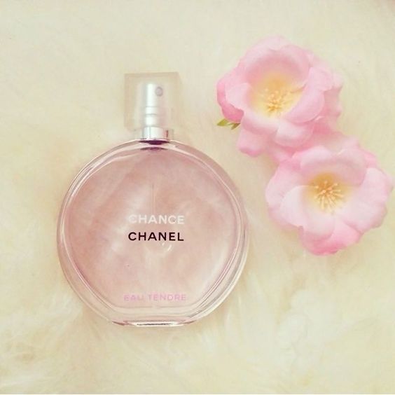 "5 Fragrance Choices to Wrap Your Wedding in a Happy Aroma: 'Perfumes That Invite Happiness' ♡"にて紹介している画像