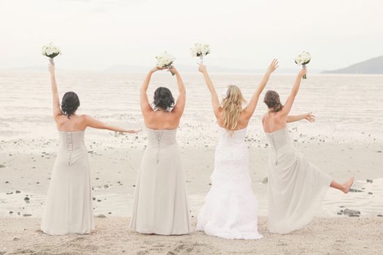 "Say Cheese! ♡ 5 Unique Photo Ideas for Your Wedding Day with Guests"にて紹介している画像