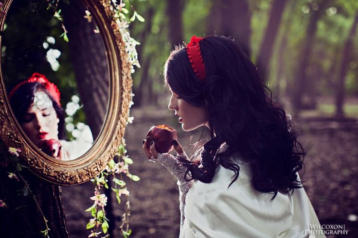 November 30th is "Mirror Day" ♡ A Collection of Beautiful Wedding Photos Through the Mirrorにて紹介している画像