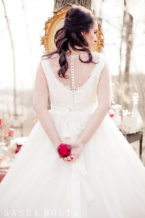 November 30th is "Mirror Day" ♡ A Collection of Beautiful Wedding Photos Through the Mirrorにて紹介している画像