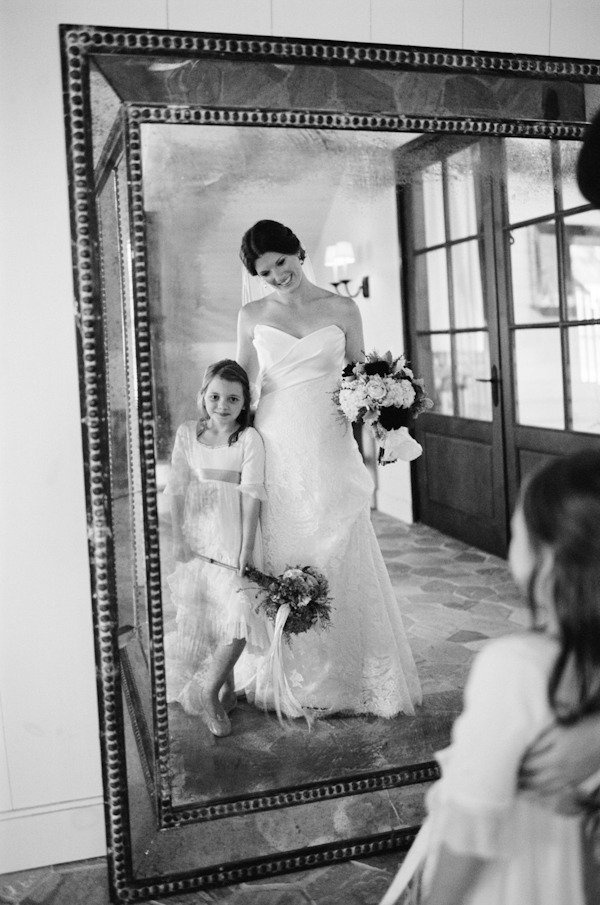 November 30th is "Mirror Day" ♡ A Collection of Beautiful Wedding Photos Through the Mirrorにて紹介している画像