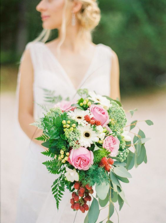 ラフで無造作。ぴょんぴょん飛び出すお花がポイント♡海外花嫁さんに学ぶおしゃれ『ワイルドブーケ』10選♡にて紹介している画像