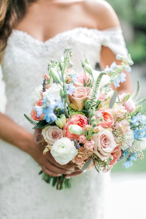 ラフで無造作。ぴょんぴょん飛び出すお花がポイント♡海外花嫁さんに学ぶおしゃれ『ワイルドブーケ』10選♡にて紹介している画像