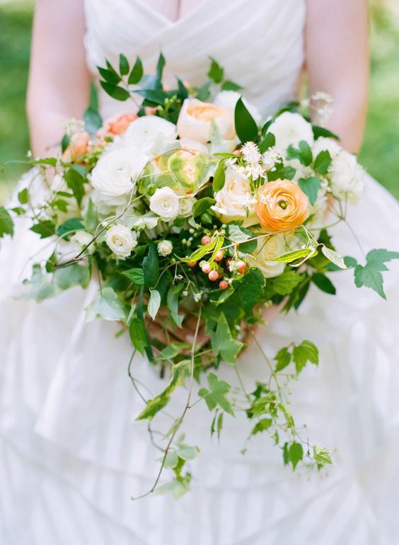 ラフで無造作。ぴょんぴょん飛び出すお花がポイント♡海外花嫁さんに学ぶおしゃれ『ワイルドブーケ』10選♡にて紹介している画像