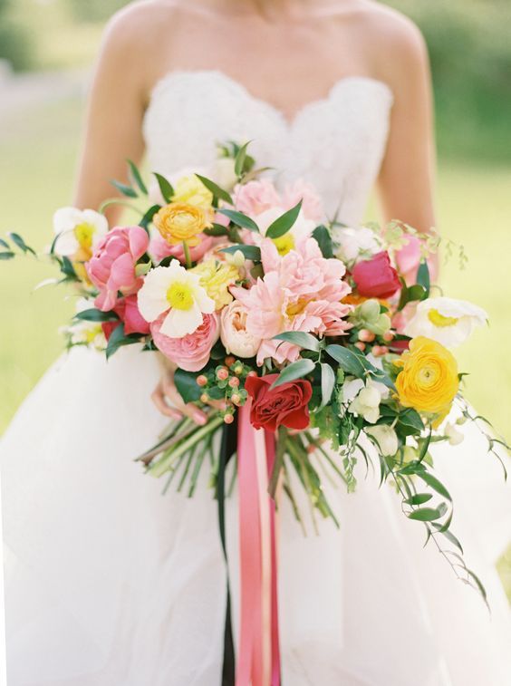 ラフで無造作。ぴょんぴょん飛び出すお花がポイント♡海外花嫁さんに学ぶおしゃれ『ワイルドブーケ』10選♡にて紹介している画像