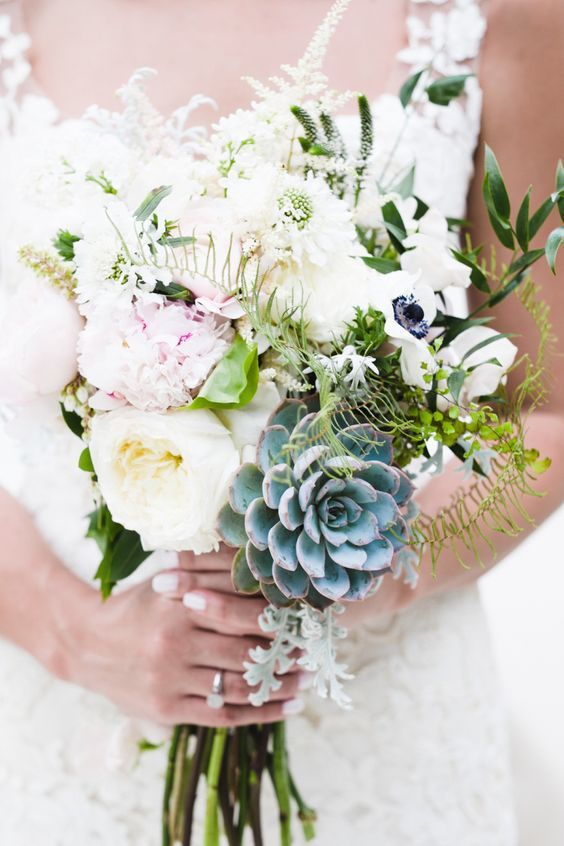 ラフで無造作。ぴょんぴょん飛び出すお花がポイント♡海外花嫁さんに学ぶおしゃれ『ワイルドブーケ』10選♡にて紹介している画像