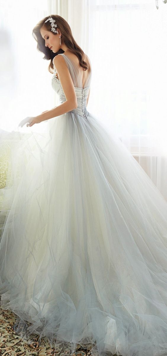 Sophisticated Picks: Spotlight on the Trending 'Bicolor Wedding Dress' You Can't Miss! ♡にて紹介している画像