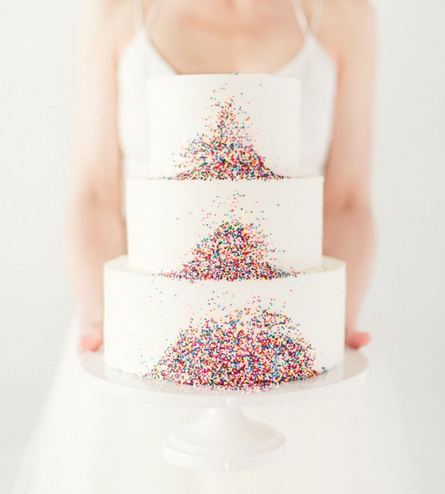 "Let's Create a Rainbow on Cake with Colorful Rainbow-Colored Chocolate Sprinkles♡"にて紹介している画像