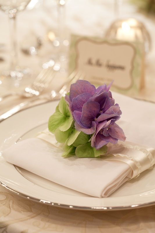 Unified Color Scheme for Guest Tables at Wedding Receptions: A Collection of Beautiful Table Decor Examples by Theme Color ♡にて紹介している画像