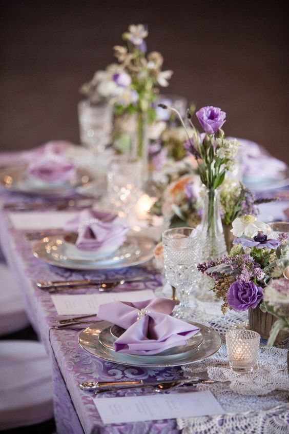 Unified Color Scheme for Guest Tables at Wedding Receptions: A Collection of Beautiful Table Decor Examples by Theme Color ♡にて紹介している画像