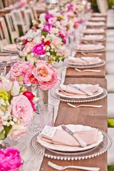 Unified Color Scheme for Guest Tables at Wedding Receptions: A Collection of Beautiful Table Decor Examples by Theme Color ♡にて紹介している画像