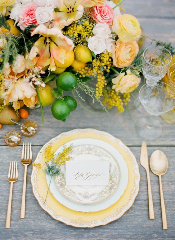 Unified Color Scheme for Guest Tables at Wedding Receptions: A Collection of Beautiful Table Decor Examples by Theme Color ♡にて紹介している画像