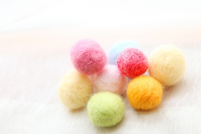 DIY New Blessing Shower: Adorable and Fluffy Pom Pom Shower Made with Yarn Pom Poms♡にて紹介している画像