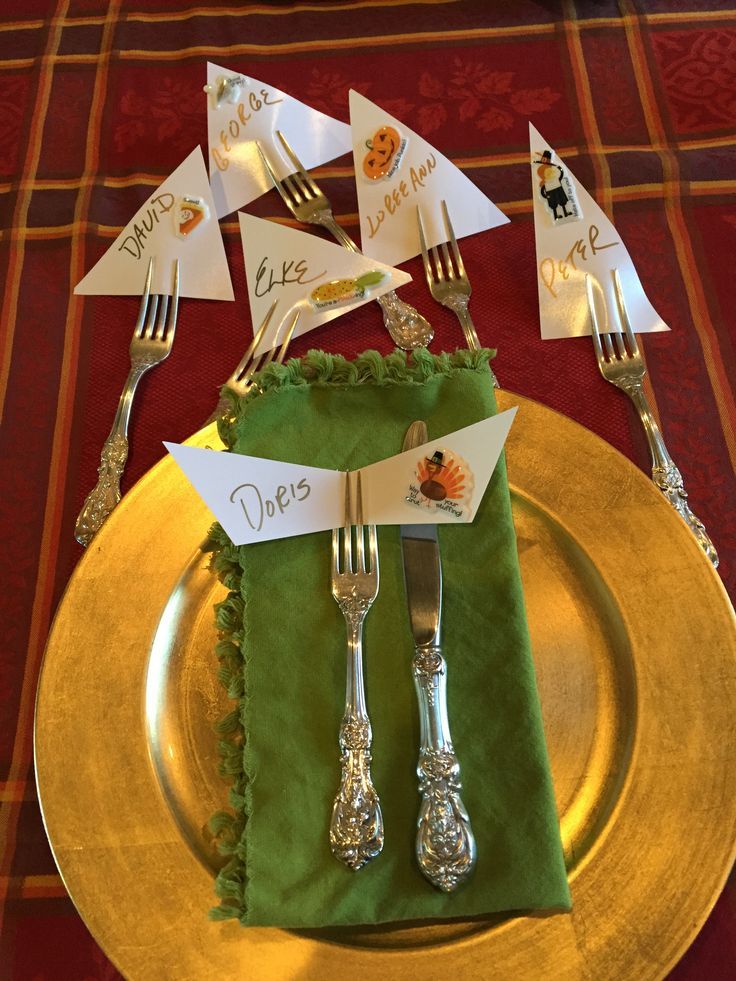 A Collection of Simple and Stylish Place Card Ideas: Just Slip a Card between a Fork ♡にて紹介している画像