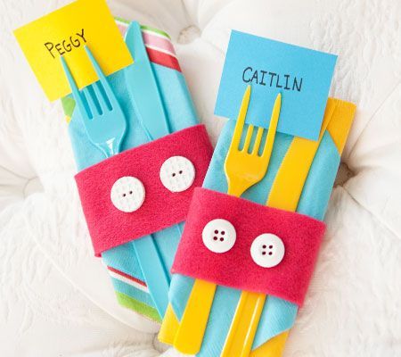 A Collection of Simple and Stylish Place Card Ideas: Just Slip a Card between a Fork ♡にて紹介している画像